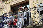 Auftakt zum Brunnenfest in Bad Langensalza mit vielen bunt geschm&uuml;ckten Kindern am Rathausbrunnen (Foto: Eva Maria Wiegand)