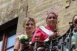Auftakt zum Brunnenfest in Bad Langensalza mit vielen bunt geschm&uuml;ckten Kindern am Rathausbrunnen (Foto: Eva Maria Wiegand)