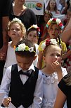 Auftakt zum Brunnenfest in Bad Langensalza mit vielen bunt geschm&uuml;ckten Kindern am Rathausbrunnen (Foto: Eva Maria Wiegand)