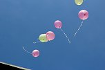 Auftakt zum Brunnenfest in Bad Langensalza mit vielen bunt geschm&uuml;ckten Kindern am Rathausbrunnen (Foto: Eva Maria Wiegand)