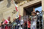 Auftakt zum Brunnenfest in Bad Langensalza mit vielen bunt geschm&uuml;ckten Kindern am Rathausbrunnen (Foto: Eva Maria Wiegand)