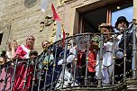 Auftakt zum Brunnenfest in Bad Langensalza mit vielen bunt geschm&uuml;ckten Kindern am Rathausbrunnen (Foto: Eva Maria Wiegand)