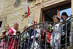 Auftakt zum Brunnenfest in Bad Langensalza mit vielen bunt geschm&uuml;ckten Kindern am Rathausbrunnen (Foto: Eva Maria Wiegand)