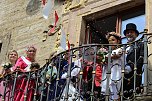 Auftakt zum Brunnenfest in Bad Langensalza mit vielen bunt geschm&uuml;ckten Kindern am Rathausbrunnen (Foto: Eva Maria Wiegand)