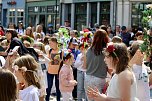 Auftakt zum Brunnenfest in Bad Langensalza mit vielen bunt geschm&uuml;ckten Kindern am Rathausbrunnen (Foto: Eva Maria Wiegand)
