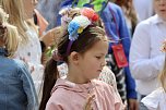Auftakt zum Brunnenfest in Bad Langensalza mit vielen bunt geschm&uuml;ckten Kindern am Rathausbrunnen (Foto: Eva Maria Wiegand)