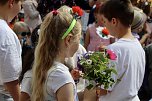 Auftakt zum Brunnenfest in Bad Langensalza mit vielen bunt geschm&uuml;ckten Kindern am Rathausbrunnen (Foto: Eva Maria Wiegand)