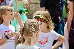 Auftakt zum Brunnenfest in Bad Langensalza mit vielen bunt geschm&uuml;ckten Kindern am Rathausbrunnen (Foto: Eva Maria Wiegand)