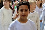 Auftakt zum Brunnenfest in Bad Langensalza mit vielen bunt geschm&uuml;ckten Kindern am Rathausbrunnen (Foto: Eva Maria Wiegand)