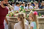 Auftakt zum Brunnenfest in Bad Langensalza mit vielen bunt geschm&uuml;ckten Kindern am Rathausbrunnen (Foto: Eva Maria Wiegand)