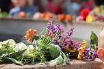 Auftakt zum Brunnenfest in Bad Langensalza mit vielen bunt geschm&uuml;ckten Kindern am Rathausbrunnen (Foto: Eva Maria Wiegand)