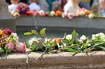Auftakt zum Brunnenfest in Bad Langensalza mit vielen bunt geschm&uuml;ckten Kindern am Rathausbrunnen (Foto: Eva Maria Wiegand)