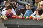 Auftakt zum Brunnenfest in Bad Langensalza mit vielen bunt geschm&uuml;ckten Kindern am Rathausbrunnen (Foto: Eva Maria Wiegand)