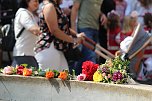 Auftakt zum Brunnenfest in Bad Langensalza mit vielen bunt geschm&uuml;ckten Kindern am Rathausbrunnen (Foto: Eva Maria Wiegand)