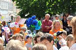Auftakt zum Brunnenfest in Bad Langensalza mit vielen bunt geschm&uuml;ckten Kindern am Rathausbrunnen (Foto: Eva Maria Wiegand)