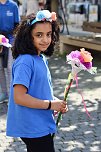 Auftakt zum Brunnenfest in Bad Langensalza mit vielen bunt geschm&uuml;ckten Kindern am Rathausbrunnen (Foto: Eva Maria Wiegand)