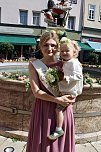 Auftakt zum Brunnenfest in Bad Langensalza mit vielen bunt geschm&uuml;ckten Kindern am Rathausbrunnen (Foto: Eva Maria Wiegand)