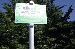 Dieses Schild k&uuml;ndet von einem Vorhaben der Wohnungsbaugenossenschaf. Eine Bl&uuml;hwiese soll hier entstehen, Labsal f&uuml;r Bienen und Co. (Foto: Kurt Frank)