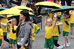 211. Brunnenfestumzug in Bad Langensalza mit vielen fr&ouml;hlichen Akteuren (Foto: Eva Maria Wiegand)
