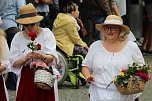 211. Brunnenfestumzug in Bad Langensalza mit vielen fr&ouml;hlichen Akteuren (Foto: Eva Maria Wiegand)