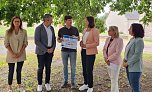 &Uuml;bergabe LEADER-F&ouml;rderurkunde Pilgerwohnen Klostergut M&ouml;nchpfiffel (Foto: LRA Kyffh&auml;userkreis)