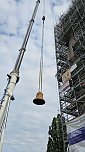 In Ellrich wurden heute die Spitzen auf die neuen Kircht&uuml;rme gesetzt und die Glocken in die H&ouml;he gebracht (Foto: Sven Tetzel)