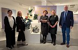 v.l.n.r.: Johanna Lehmann; Sylvia Spehr; Gesch&auml;ftsf&uuml;hrerin der Landesarbeitsgemeinschaft der Jugendkunstschulen Th&uuml;ringen; Claudia Langhammer, Stabsstellenleiterin Kultur / Wirtschaft /Tourismus der Stadtverwaltung Sondershausen, Dr. Carolin Sch&auml;fer, Leiterin des Schlossmuseums Sondershausen und B&uuml;rgermeister Steffen Grimm. (Foto: Janine Skara)
