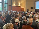 Bis auf den letzten Platz war der Carl-Schroeder-Saal mit G&auml;sten zur 100-Jahr-Feier der Stadtbibliothek in Sondershausen besetzt (Foto: Janine Skara)