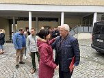 Verabschiedung von Dr. Thiele heute Vormittag im Hof des Landratsamtes (Foto: oas) Verabschiedung von Dr. Thiele heute Vormittag im Hof des Landratsamtes (Foto: oas)