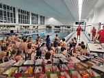 Schwimmen mit dem Weihnachtsmann (Foto: Lothar Girschele)