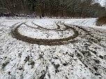 Autofahrer zerst&ouml;ren Gr&uuml;nfl&auml;chen (Foto: S. Dietzel)