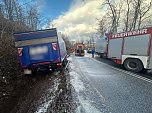 Rutschige Fahrbahn f&uuml;hrt zu Unfall (Foto: S. Dietzel)