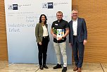 Dr. Cornelia Haase-Lerch, Hauptgesch&auml;ftsf&uuml;hrerin der IHK Erfurt, Martin Nary aus Nordhausen, Elektroniker f&uuml;r Betriebstechnik bei Schachtbau Nordhausen GmbH, Thomas Fahlbusch, Abteilungsleiter Aus- und Weiterbildung der IHK Erfurt (Foto: IHK Erfurt)
