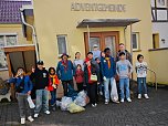 Die Nordh&auml;user Grash&uuml;pfer � Pfadfindergruppe beim aufr&auml;umen in der Hesser&ouml;der Stra&szlig;e (Foto: Doris Lang)