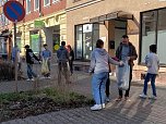 Die Nordh&auml;user Grash&uuml;pfer � Pfadfindergruppe beim aufr&auml;umen in der Hesser&ouml;der Stra&szlig;e (Foto: Doris Lang)