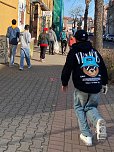 Die Nordh&auml;user Grash&uuml;pfer � Pfadfindergruppe beim aufr&auml;umen in der Hesser&ouml;der Stra&szlig;e (Foto: Doris Lang)