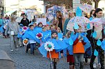 Einhundertundzwanzig Kindergartenkinder feierten mit ihren Erzieherinnen und Erziehern das 20. Jubil&auml;um des Schwefel-Sole-Heilbades Bad Langensalza mit einem Festumzug (Foto: Eva Maria Wiegand)