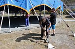Aufbau am Altentor - das blaue Zirkuszelt steht wieder (Foto: agl)