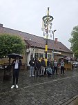 Maibaumsetzen im Regen (Foto: Stefan John)