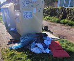 Trauriger Anblick vor Nordh&auml;user Altkleidercontainern (Foto: A.Adlerauge)