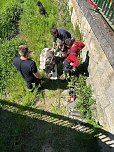 Hund steckt im Wassergraben fest  (Foto: Feuerwehr Obermehler)