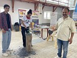 Handwerkeraktionstag in Sondershausen - Dachdeckermeisterin Kristin Scholz zeigt, wie man eine Schindel in Herzform bringt (Foto: Carina Ei&szlig;ner)