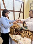 Handwerkeraktionstag in Sondershausen - Landr&auml;tin Antje Hochwind-Schneider und Brotsommelier Nico Heise (Foto: Carina Ei&szlig;ner)