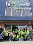 Sicher zu Fu&szlig; - die Sch&uuml;ler der Grundschule Bertold Brecht auf dem 1. "Safety Walk" (Foto: Katja Vopel, Grundschule Bertold Brecht)