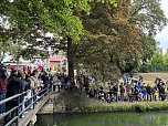 Menschen und Enten am und im Wasser (Foto: oas)