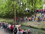 Menschen und Enten am und im Wasser (Foto: oas)