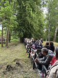 Menschen und Enten am und im Wasser (Foto: oas)