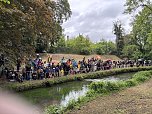 Menschen und Enten am und im Wasser (Foto: oas)