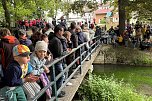Menschen und Enten am und im Wasser (Foto: oas)