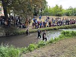 Menschen und Enten am und im Wasser (Foto: oas)